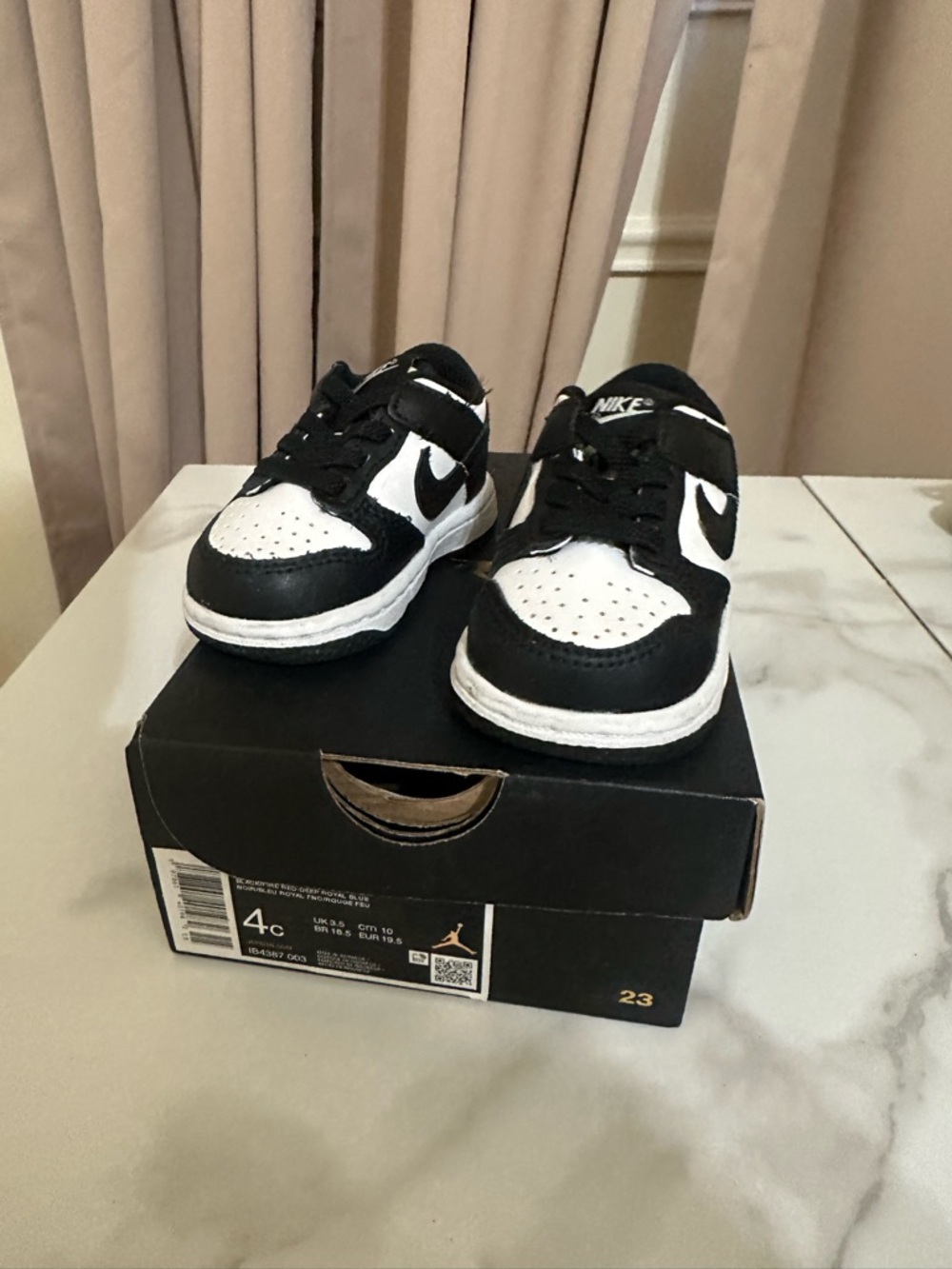 Nike Kids Low-Top Sneakers - Black & White